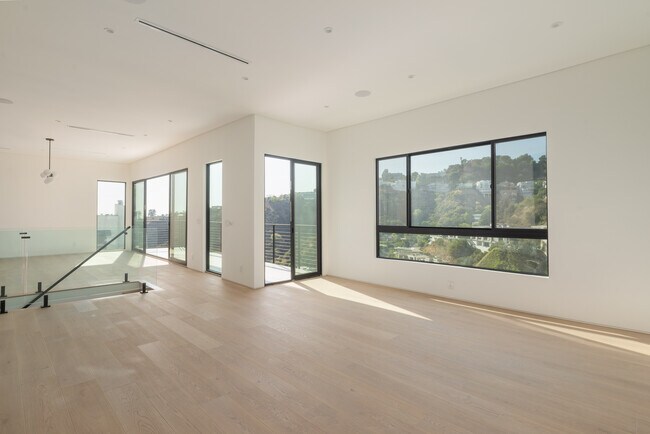 Foto del edificio - 1931 Sunset Plaza Dr