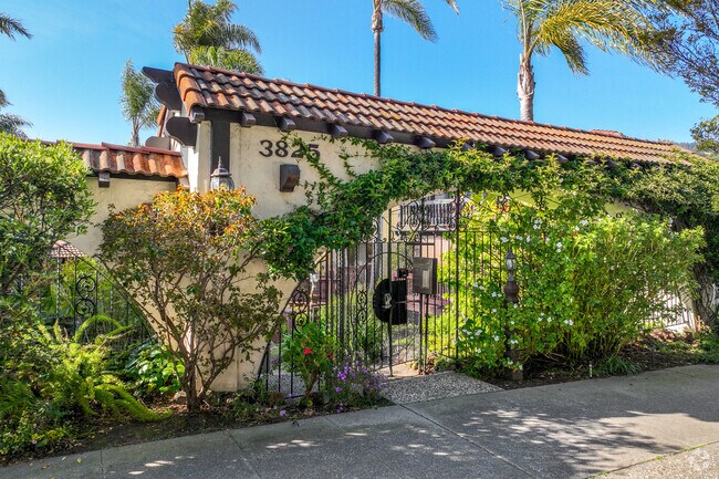 Entrada del edificio - Villa Del Lago