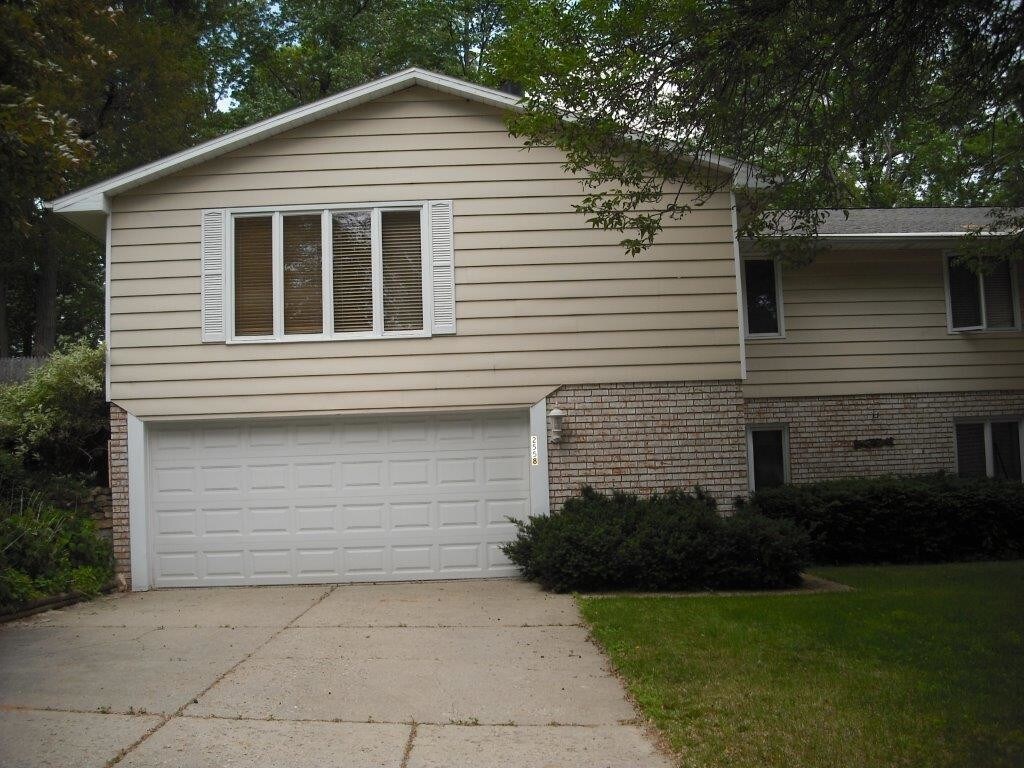 2558 Woodridge Ln, Green Bay, WI 54304 Condo for Rent in Green Bay