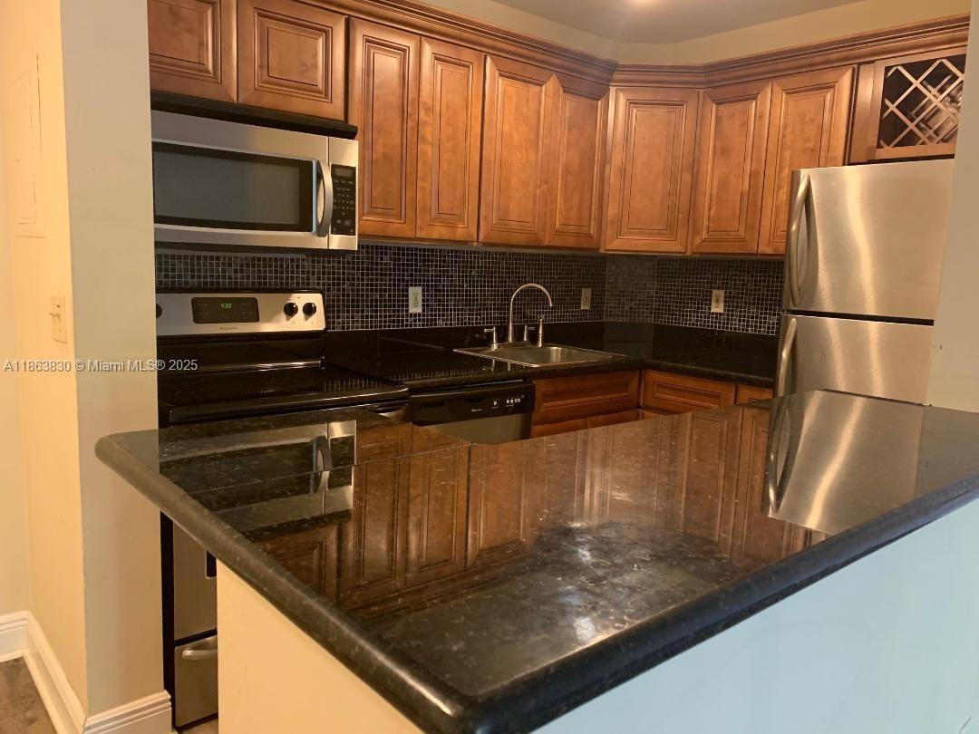 Foto principal - 10725 Cleary Blvd