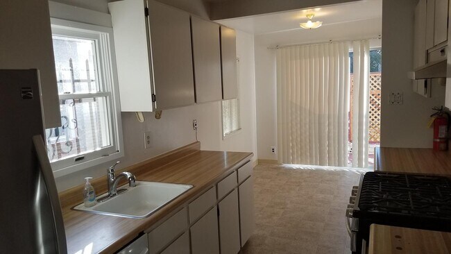 Foto del edificio - Classic Berkeley living with character, comfort, and a prime central location