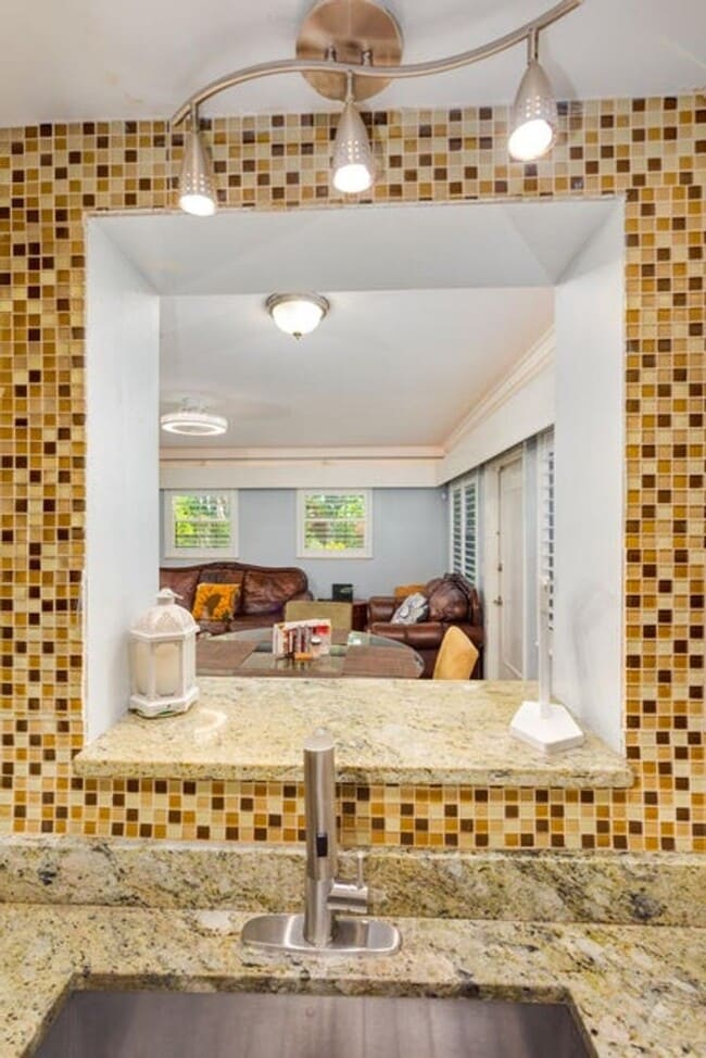 Building Photo - 145 SE 3rd Ave