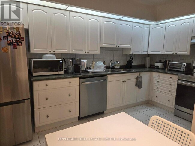 Photo du bâtiment - 33 Elmhurst Ave