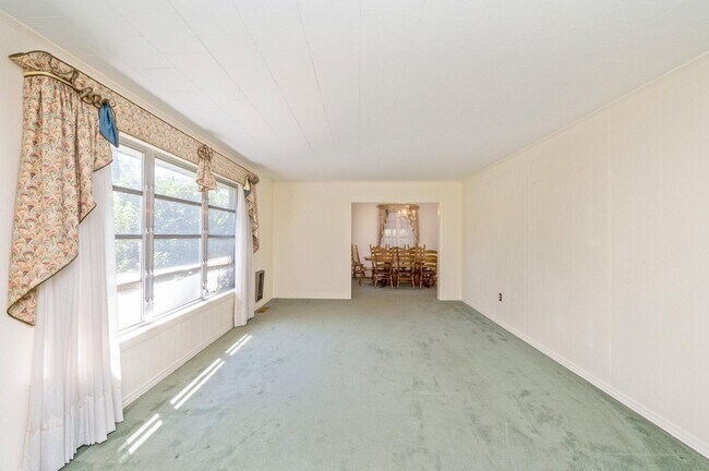Building Photo - 73 Oaklawn Square