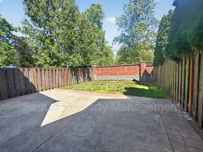 Building Photo - 948 SE Elina Ave