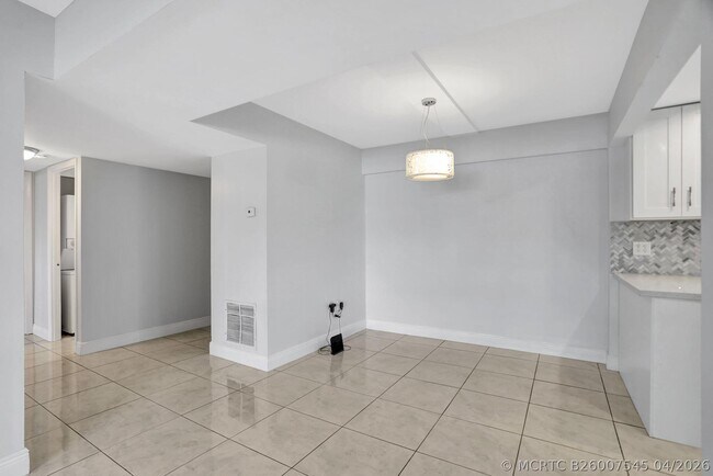 Building Photo - 4156 Inverrary Dr