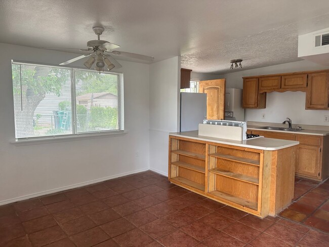 Foto del edificio - 3BR, 1BA, carport