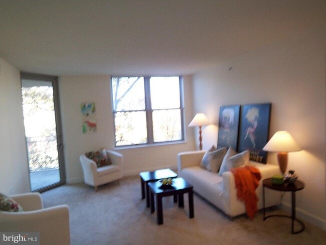 Foto del edificio - 11800 Sunset Hills Rd