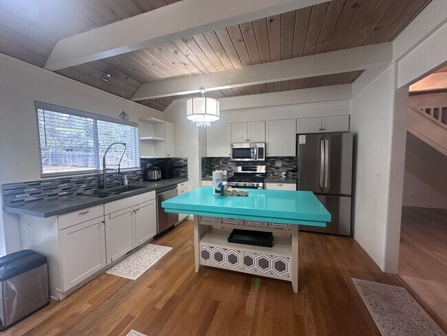 Foto del edificio - Charming, Fully Furnished 4 Bedroom House in Quiet Neighborhood- Pet Friendly!