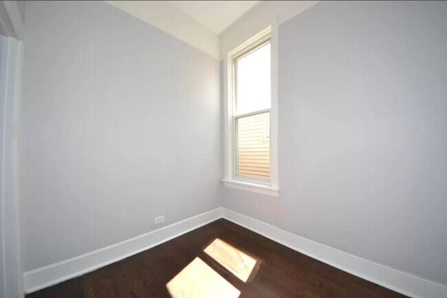 Foto del edificio - 3 bedroom in Chicago IL 60609