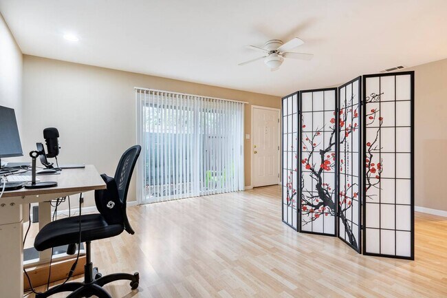Foto del edificio - 5488 Roundtree Dr