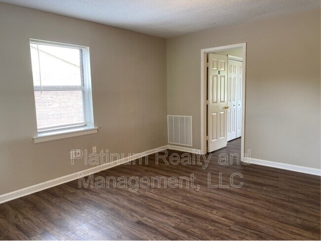 Building Photo - 404-402 Thompsonville Ln