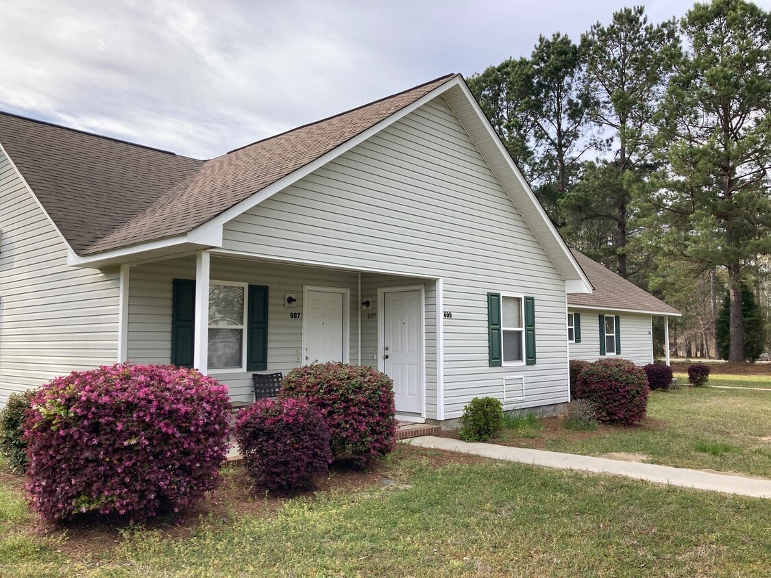 Primary Photo - 607 Windcrest Dr