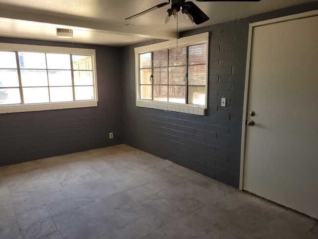 Foto del edificio - 461 W Thurber Rd