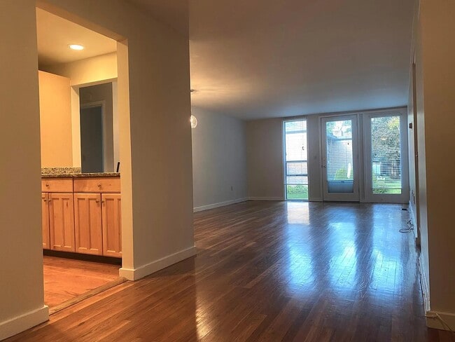 Foto del edificio - 160 Fairfield Woods Rd