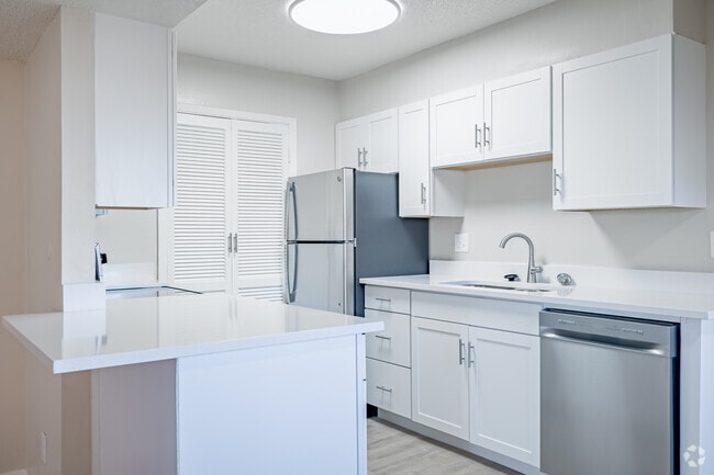 2 habitaciones, 2 baños - 1075 pies cuadrados - Cocina - Diplomat Apartments