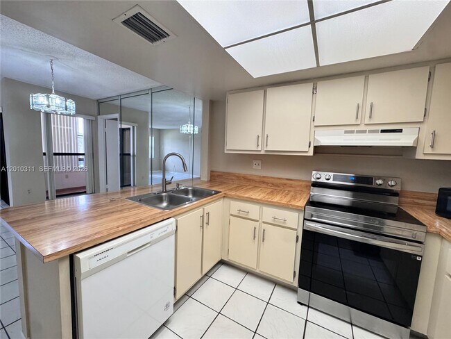 Foto del edificio - 10893 NW 7th St