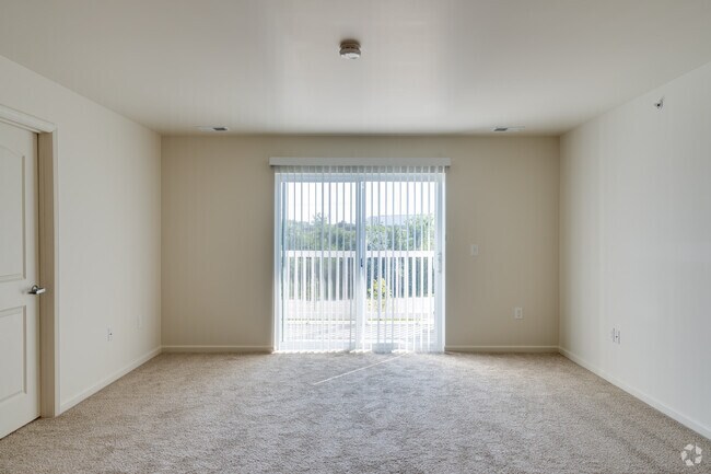2 habitaciones, 1,5 baños - 940 pies cuadrados - Sala de estar - Taylor Crossing Senior Apartments