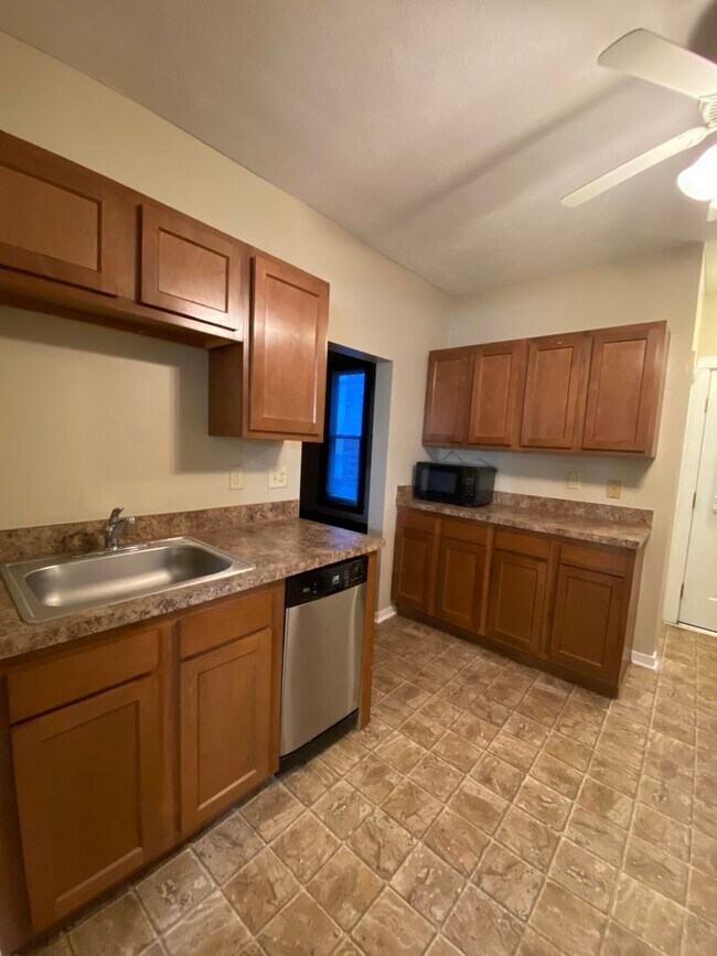 Foto del edificio - MOVE IN NOW! Updated home-Minutes To Anywh...