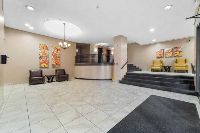 Building Photo - Regency Colonade Apartments