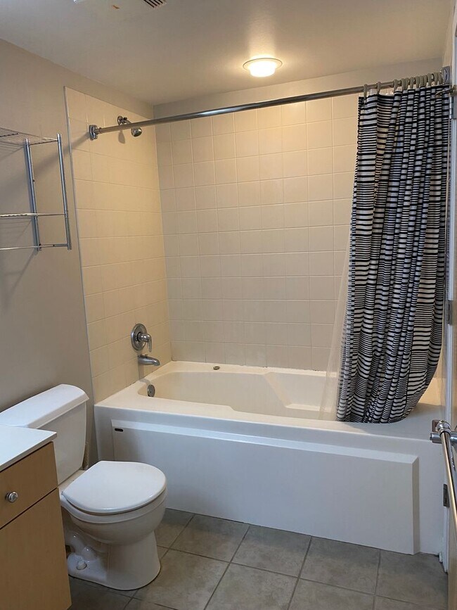Foto del edificio - 1 Bed, 1 Bath Condo Near Downtown Evanston...