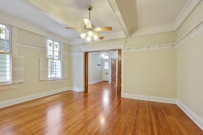 Building Photo - Fabulous University Duplex with gleaming f...