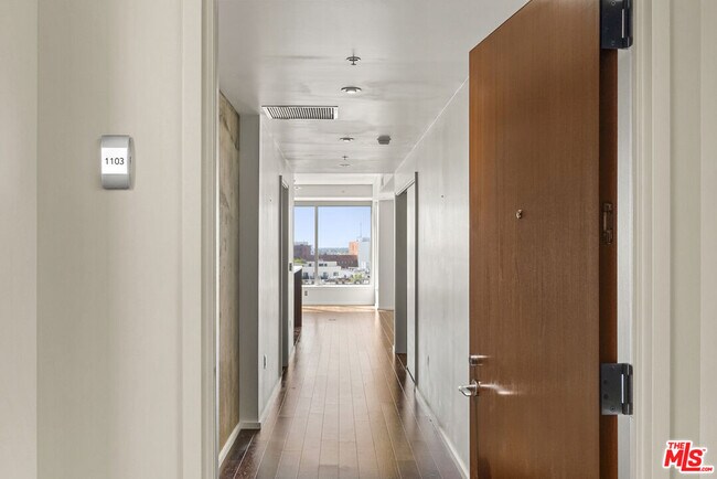 Foto del edificio - 1155 S Grand Ave