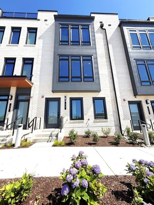 Foto del edificio - Rare chance to rent brand new, 4 Bed/4.5 Bath luxury home in new Reservoir District