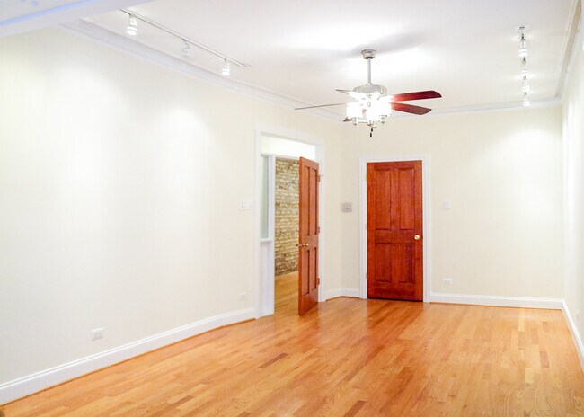 Building Photo - 6527 N Lakewood Ave