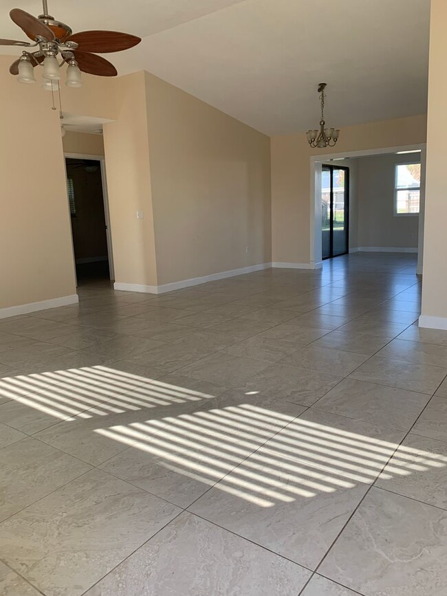 Building Photo - All Tile floors Pet friendly  3 bedroom 2 ...