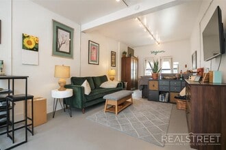 Building Photo - Spacious Studio LOFT in Williamsburg!