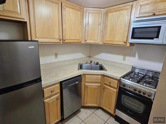 Building Photo - 318 W 105th St