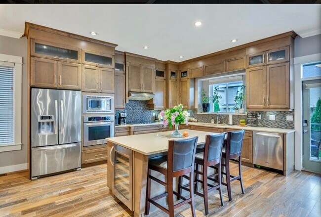 Photo du bâtiment - Elegant 5 Bed 5 Bath Extremely Spacious 2 Storey Home for Rent in Langley with 2 Dens!
