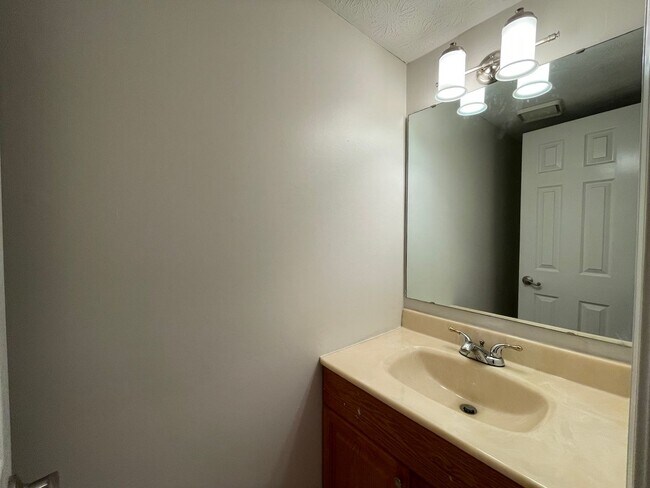 Foto del edificio - Spacious 3-Bed, 2.5-Bath Home – All Seasons Room, Loft, and Fully Fenced Backyard