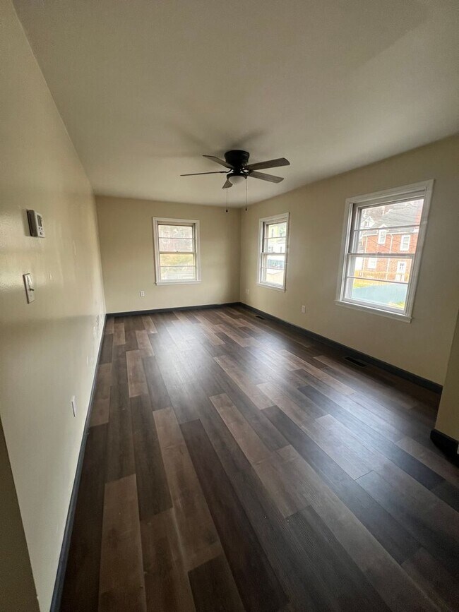 Foto del edificio - 8100 - 547/549 COURT AVE. (WESTON)