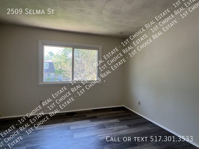 Building Photo - 2-BDR 1-BTH Duplex in Holt - New Flooring ...