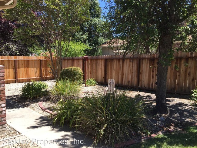 Building Photo - 4 br, 2 bath House - 243 Croyden Dr.