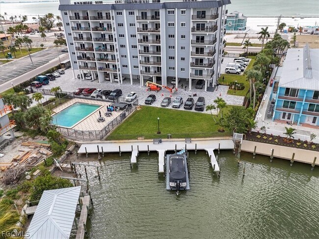 Foto del edificio - 1511 Estero Blvd