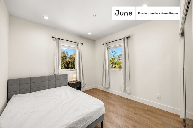 Foto del edificio - Private bedroom in 4 bed/4 bath Home