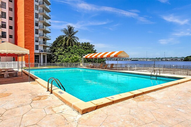 Foto del edificio - 1301 NE Miami Gardens Dr