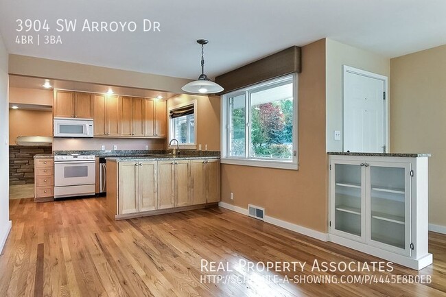 Building Photo - Pet friendly, 4 bed, 2.5 bath SFH in W.Sea...