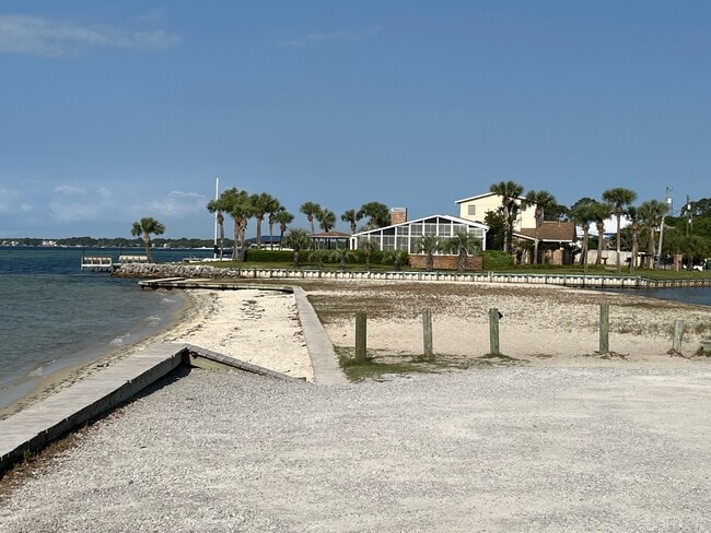 Waterfront park within walking distance appx 1/4 mile away - 50 5th St