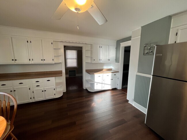 Kitchen 3:3 - 19 Morton St