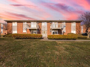 Building Photo - 121 E Van Riper Rd