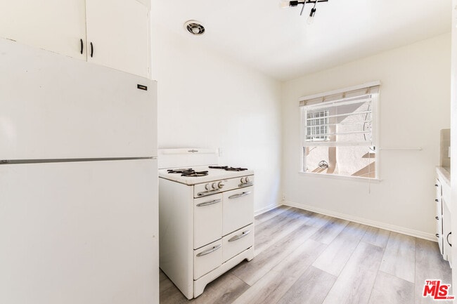 Building Photo - 1706 N Stanley Ave