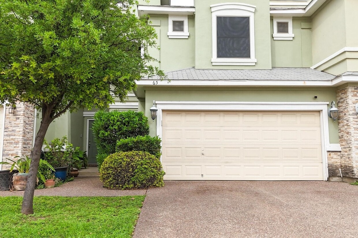 Foto principal - 9310 Albany Dr