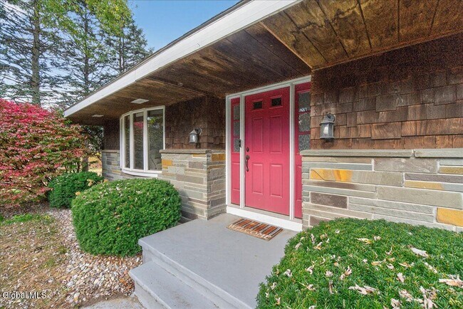 Foto del edificio - 321 Middletown Rd