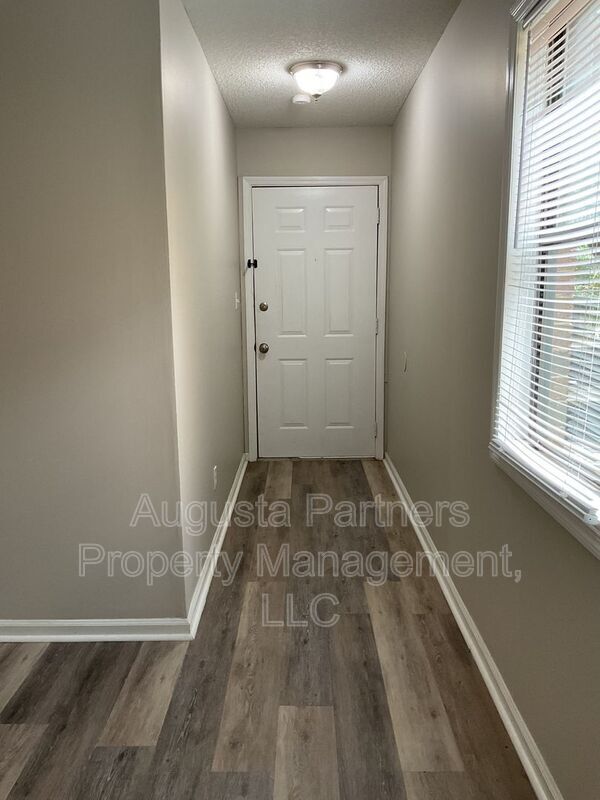 Building Photo - 1546 Hamilton Dr