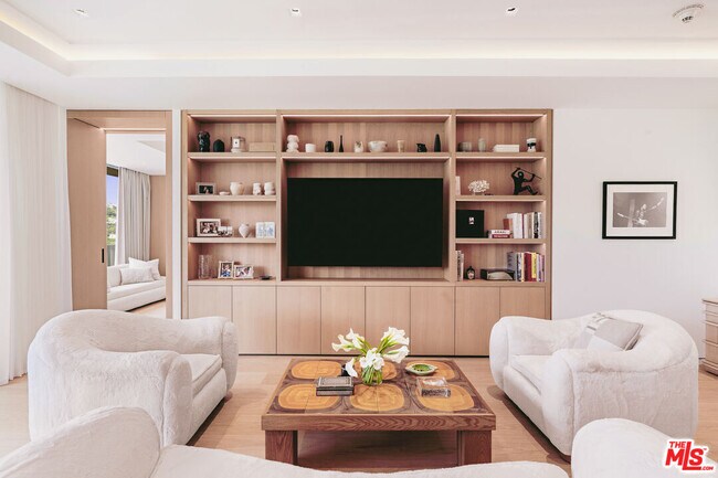 Foto del edificio - 9255 Doheny Rd