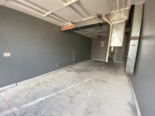 Foto del edificio - 5753 Ridge Rd